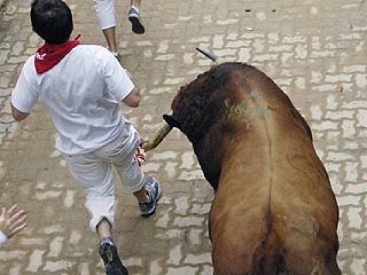 San Fermín - Rompe la camisa del mozo con los cuernos