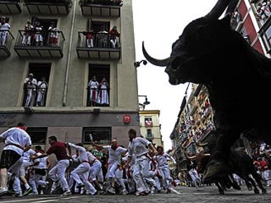 San Fermín - Levanta a un mozo por los aires