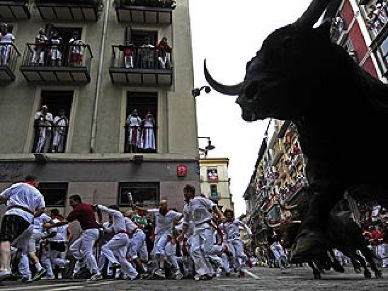 Levanta a un mozo por los aires