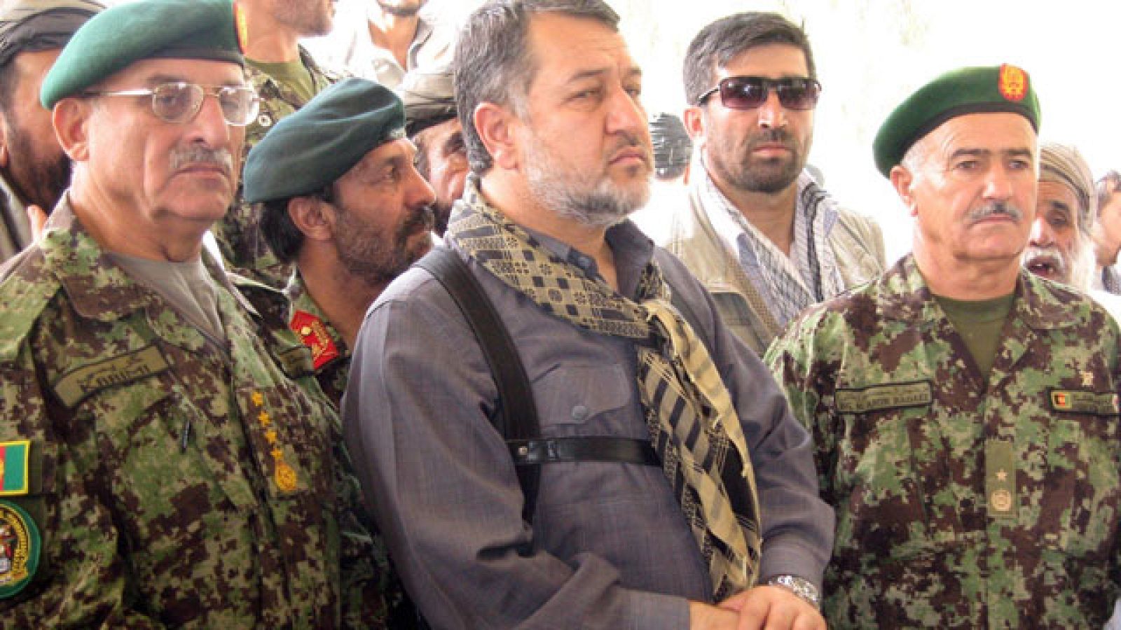 En unos cables diplomáticos de 2009 publicados por Wikileaks, Estados Unidos relacionaba al hermano del presidente de Afganistán, asesinado ayer, con el tráfico de drogas. Walih Karzai era el hombre fuerte de la conflictiva zona de Kandahar. En Afganistán preocupa ahora que su desaparición pueda desestabilizar aún más.   