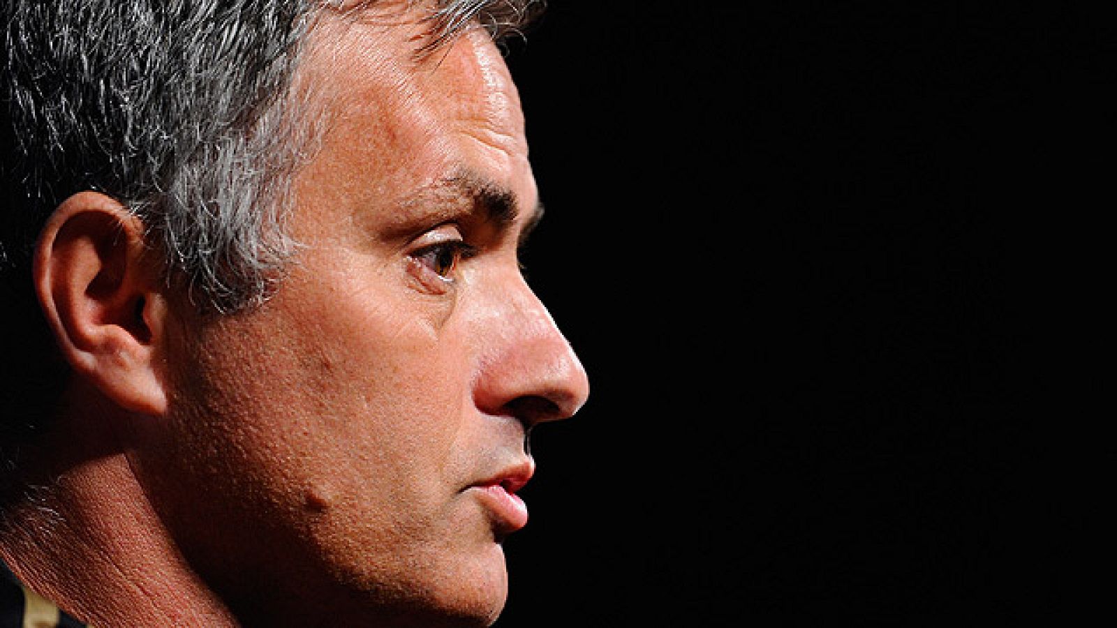 El técnico portugués del Real Madrid Jose Mourinho ha pedido paciencia para la adaptación de los jóvenes Sahin y Varane en su primera rueda de prensa de la temporada, en la que ha apuntado que "igual" Adebayor está más cerca de ser el '9' blanco que 