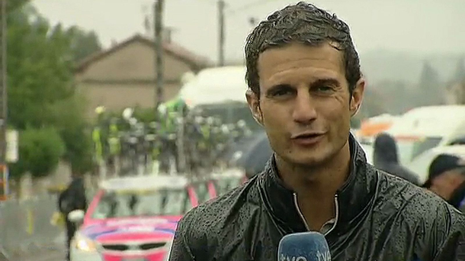 El Tour de Francia 2011 se acerca a los Pirineos y la lluvia parece que será una de las protagonistas. Las cámaras de TVE acompañan al equipo español Movistar Team para mostrar como se preparan los corredores para una etapa de lluvia.
