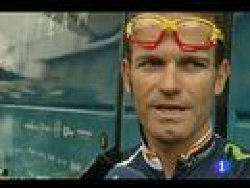 El Tour de Francia 2011 se acerca a los Pirineos y la lluvia parece que será una de las protagonistas. Las cámaras de TVE acompañan al equipo español Movistar Team para mostrar como se preparan los corredores para una etapa de lluvia.