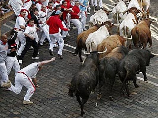 Carrera de un mozo de chándal azul