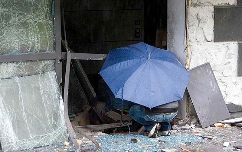  ETA ha vuelto a atentar contra la sede de la empresa Amenábar, una de las constructoras de la llamada Y ferroviaria vasca.