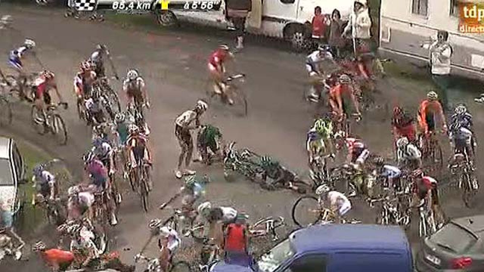 Caída de Thomas Voeckler y Gorka Verdugo en el descenso de la Hourquette d'Arcizan