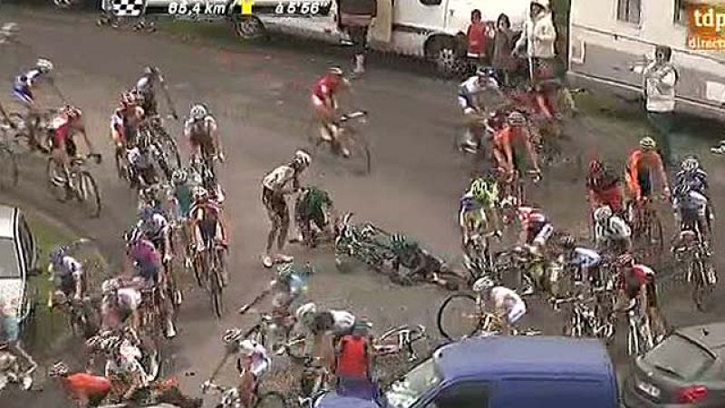 Caída de Thomas Voeckler y Gorka Verdugo en el descenso de la Hourquette d'Arcizan