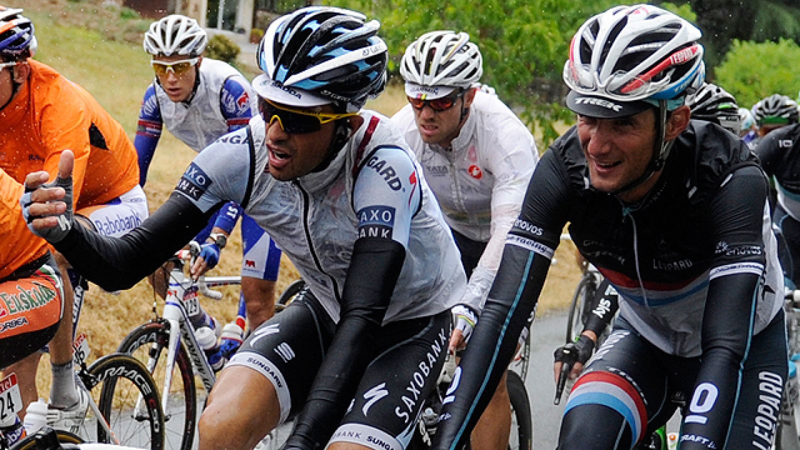 El Tour de Francia 2011 llega a los Pirineos y todas las miradas están puestas en lo que hará Alberto Contador. El de Pinto asegura que "hay que guardarse un as en la manga" pero también reconoce que a veces se salta el guión.