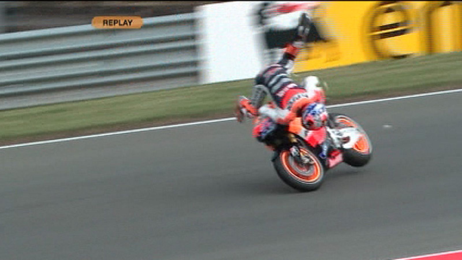 Casey Stoner ha empezado el fin de semana con una caída en las primeras vueltas de los libres. El incidente no ha tenido consecuencias para el australiano. La causa ha sido que el neumático no tenía temperatura y la pista estaba fría, una combinación peligrosa para afrontar la curva más rápida del trazado alemán.