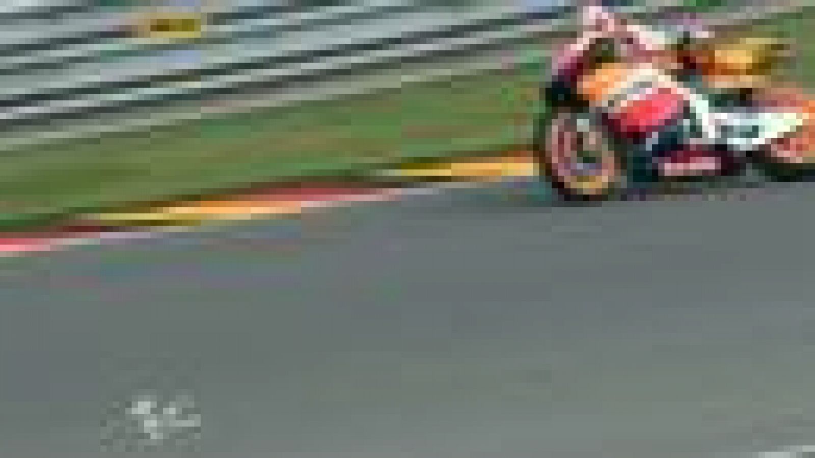 Casey Stoner ha empezado el fin de semana con una caída en las primeras vueltas de los libres. El incidente no ha tenido consecuencias para el australiano. La causa ha sido que el neumático no tenía temperatura y la pista estaba fría, una combinación peligrosa para afrontar la curva más rápida del trazado alemán.