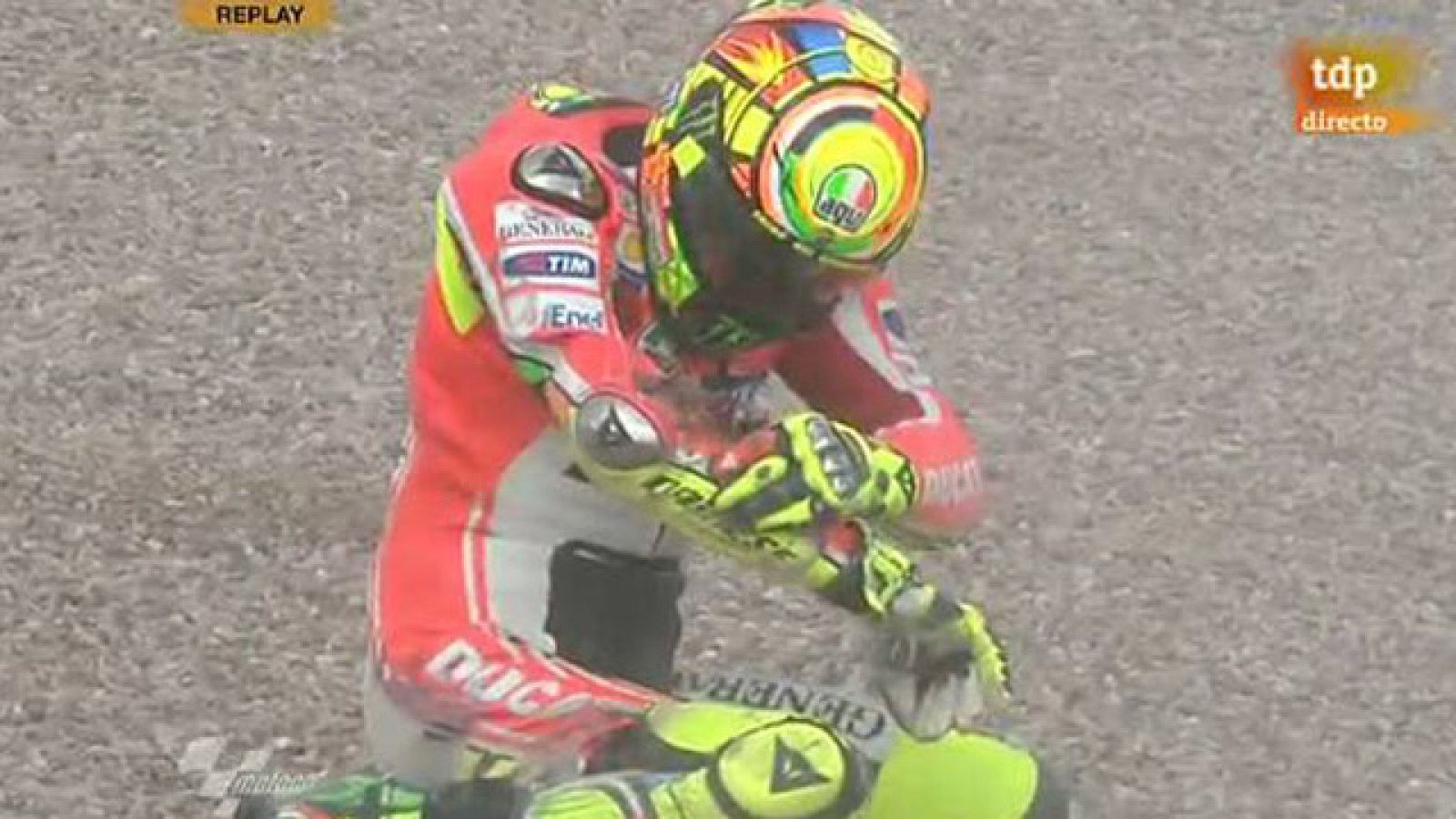 Rossi también se va al suelo | Ver