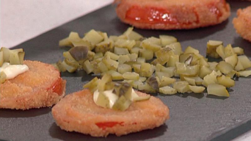 Tentempié: Tomate empanado con mahonesa y pepinillos