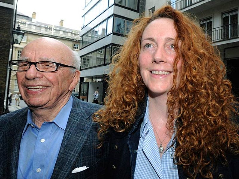  Rebekah Brooks dimite por la crisis de las escuchas