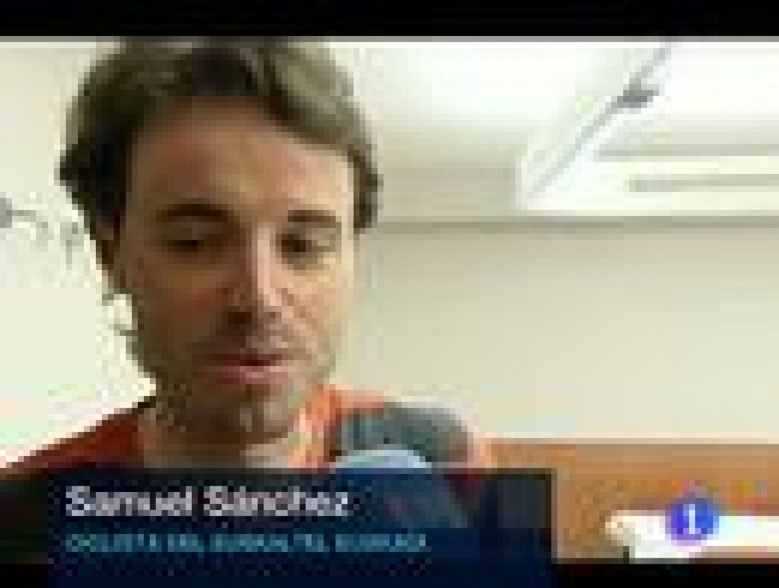 Las cámaras de TVE han desayunado este viernes con el flamante ganador en la etapa del Tour de Francia con final en Luz Ardiden. El asturiano no ha parado  de recibir felicitaciones desde que se bajó del podio.