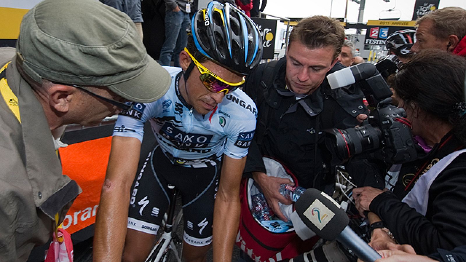Antes de tomar la salida en la etapa reina de los Pirineos, tanto Navarro como Noval ven a su compañero Contador recuperado de la rodilla y con ganas de hacer una gran etapa. El de Pinto lo intentará aunque sabe que todas las miradas estarán puestas