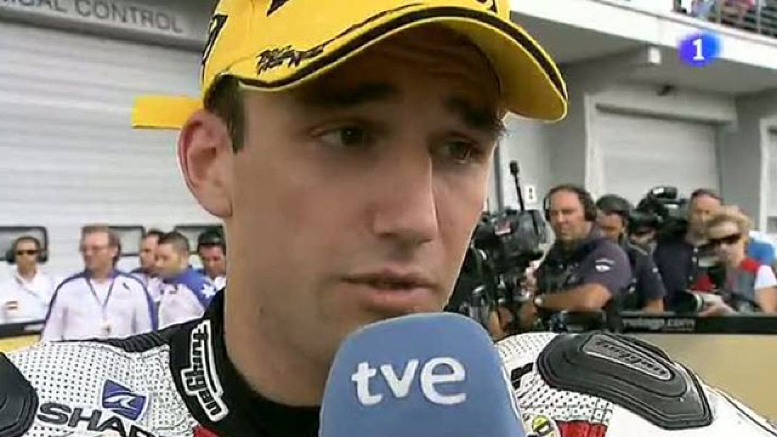 El piloto francés Johann Zarco ha vuelto a llevarse otra decepción. De nuevo creía que había ganado la carrera de 125cc y otra vez se le ha resistido por cuestión de suerte.