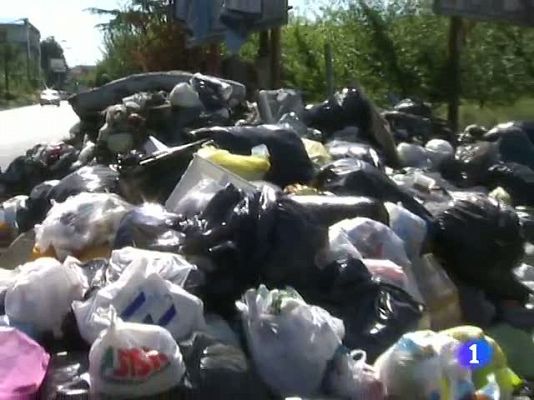  - Las calles de Nápoles acumulan toneladas de basuras