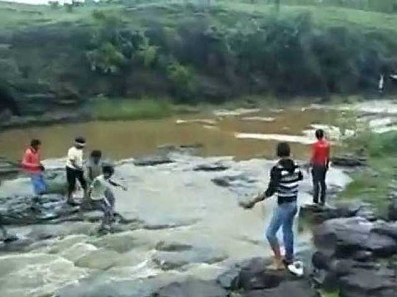  Muere una familia entera al intentar cruzar un río en La India