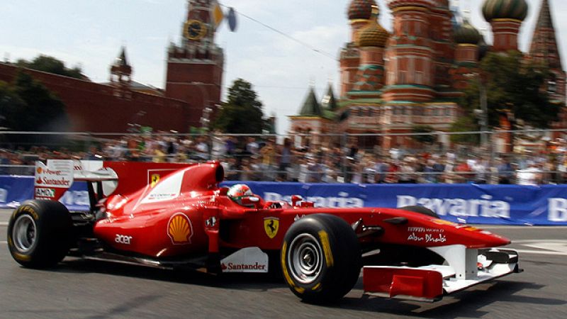 La Plaza Roja de Moscú ha sido el escenario de lujo para que los coches de Ferrari y McLaren se exhibieran antes de su vuelta al trabajo el próximo fin de semana en Alemania.