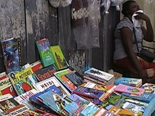  - Vendedora de libros en Haití