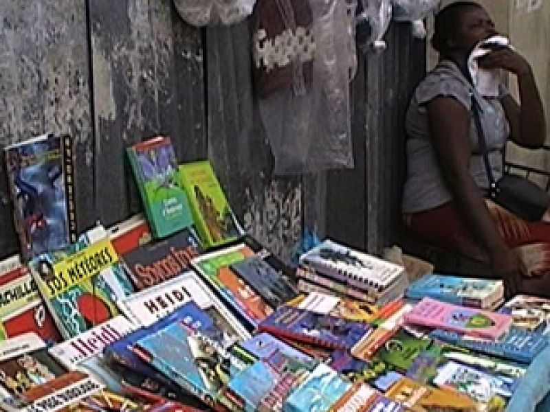  Vendedora de libros en Haití