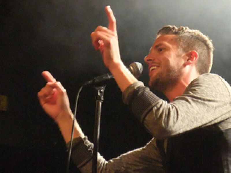 El vocalista de The Killers ofreció una gran actuación en Benicàssim para presentar su material en solitario, acompañado de una impresionante banda (15/07/11).