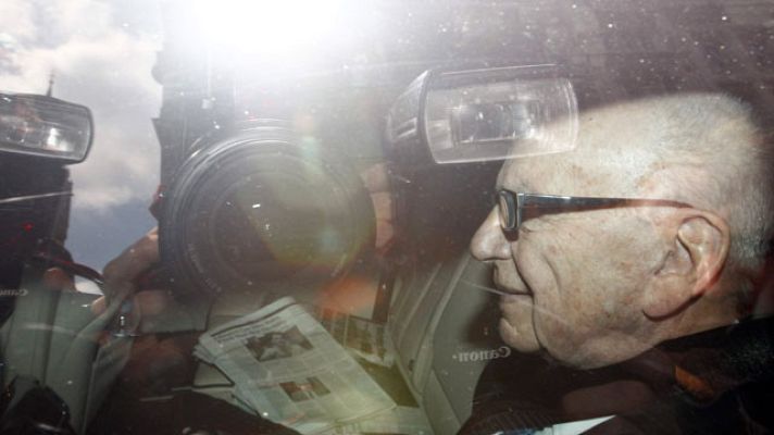 Telediario 1 - Murdoch contra las cuerdas