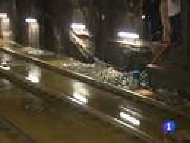  La fuertes lluvias en Barcelona provocan inundaciones en el Metro