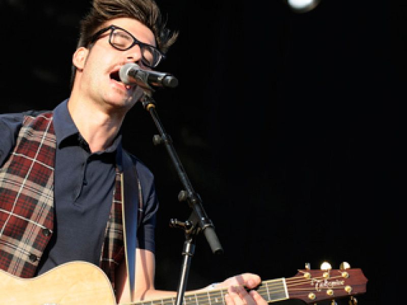 El grupo afincado en Barcelona revisó algunos de sus temas más bailables y presentó las canciones de su último disco, 'Love battle' (17/07/11).