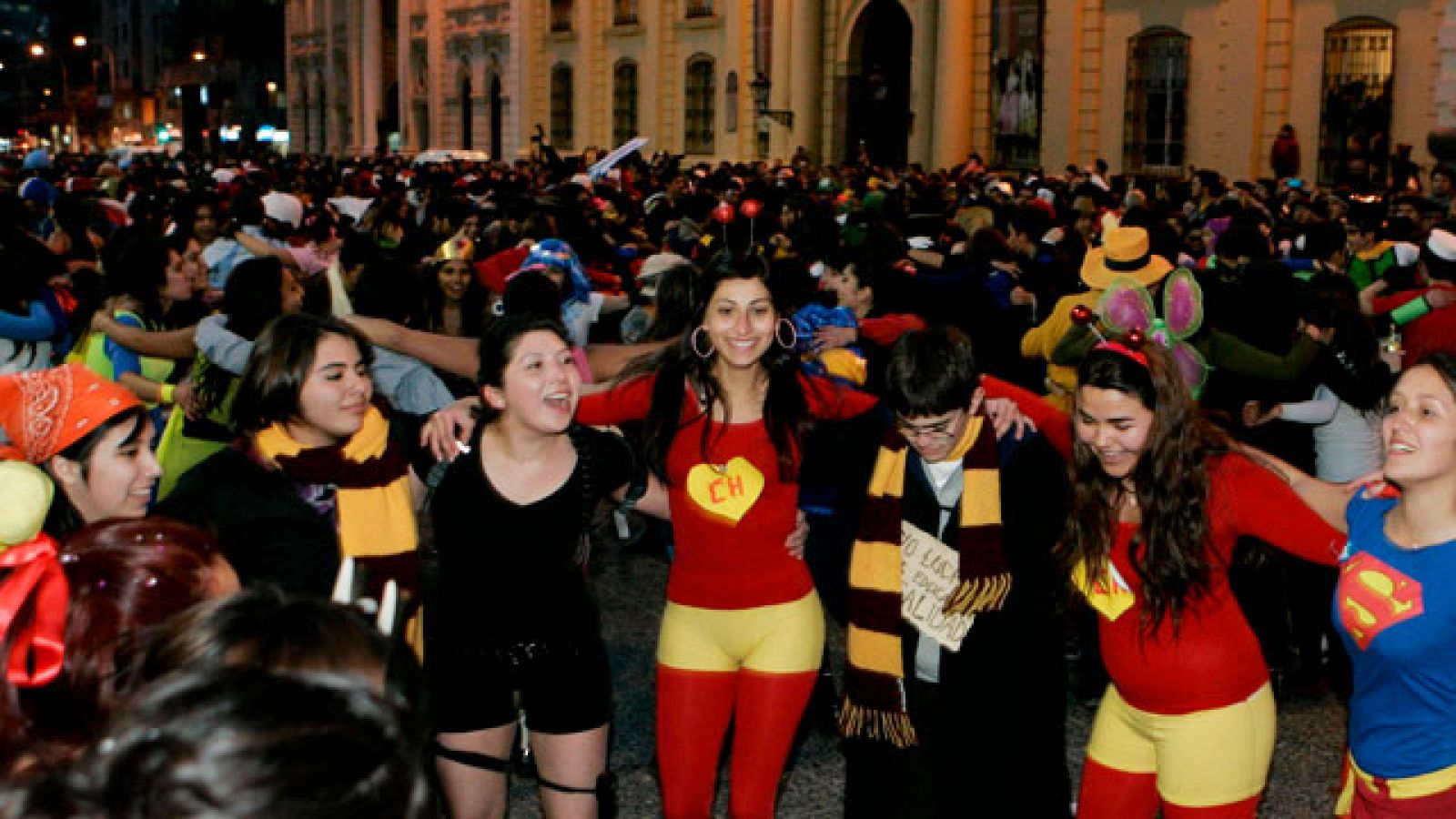 El Presidente de Chile, Sebastián Piñera, ha tenido que hacer una amplia remodelación en su  Gobierno para dar respuesta a las fuertes protestas de los últimos meses en varios sectores, desde la educación hasta la minería. Con estos cambios, Piñera espera que su popularidad deje de bajar.   