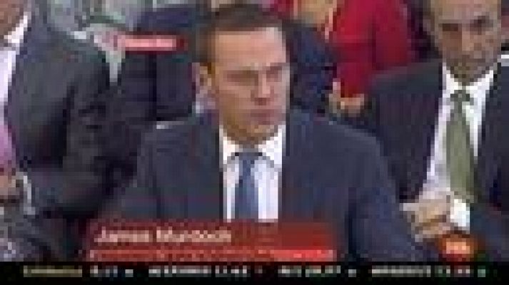 Murdoch interrumpe a su hijo para defender que James "no estaba en la compañía" cuando ocurrió todo