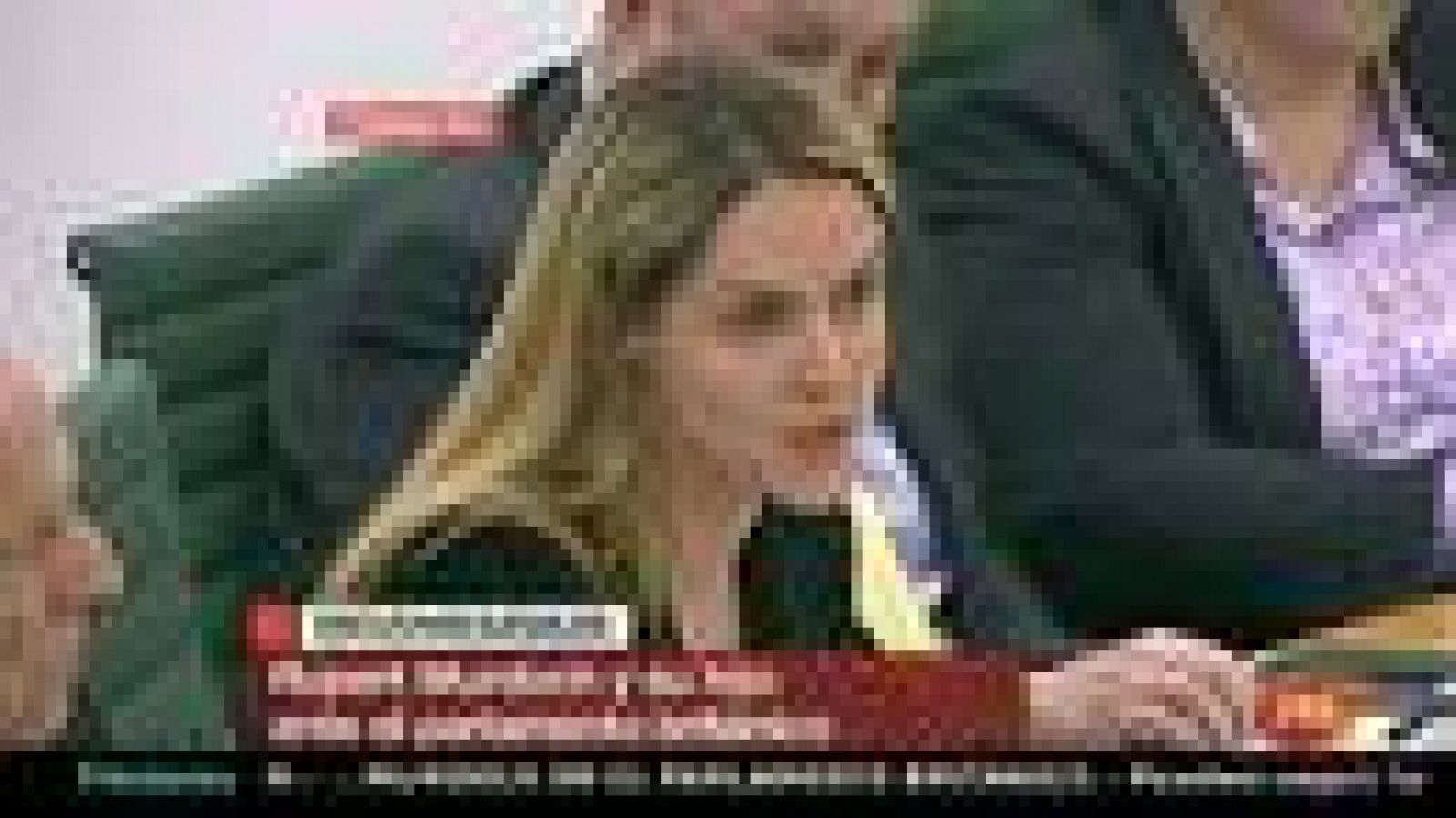 Asalto a Rupert Murdoch durante su comparencencia en el Parlamento británico. Aún se desconoce la identidad de la persona que, al parecer, le ha lanzado una tarta.