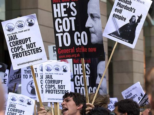 Telediario 1 - Cameron y Murdoch en el Parlamento