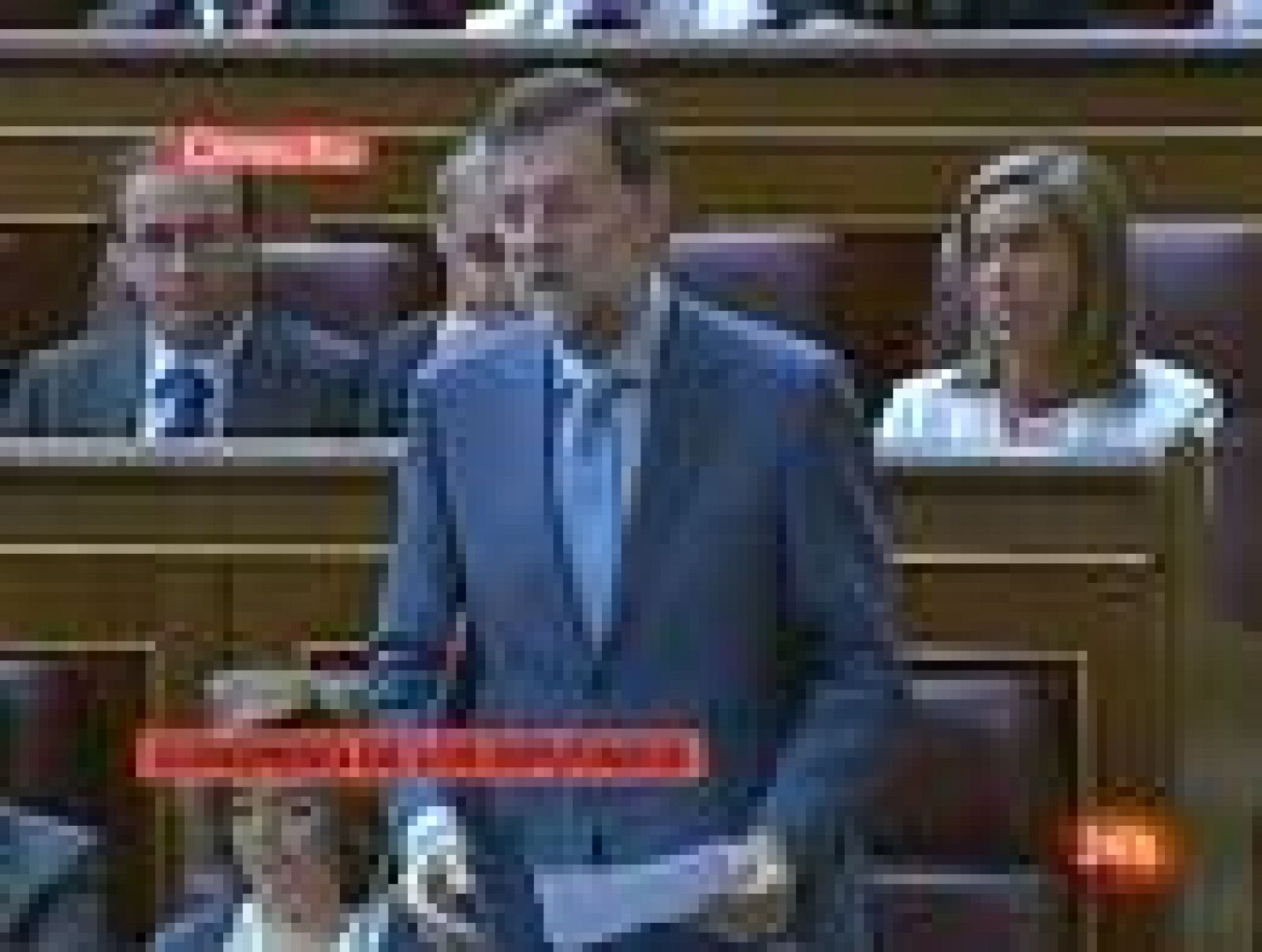 Zapatero defiende la reforma financiera que para Rajoy se ha hecho "mal"