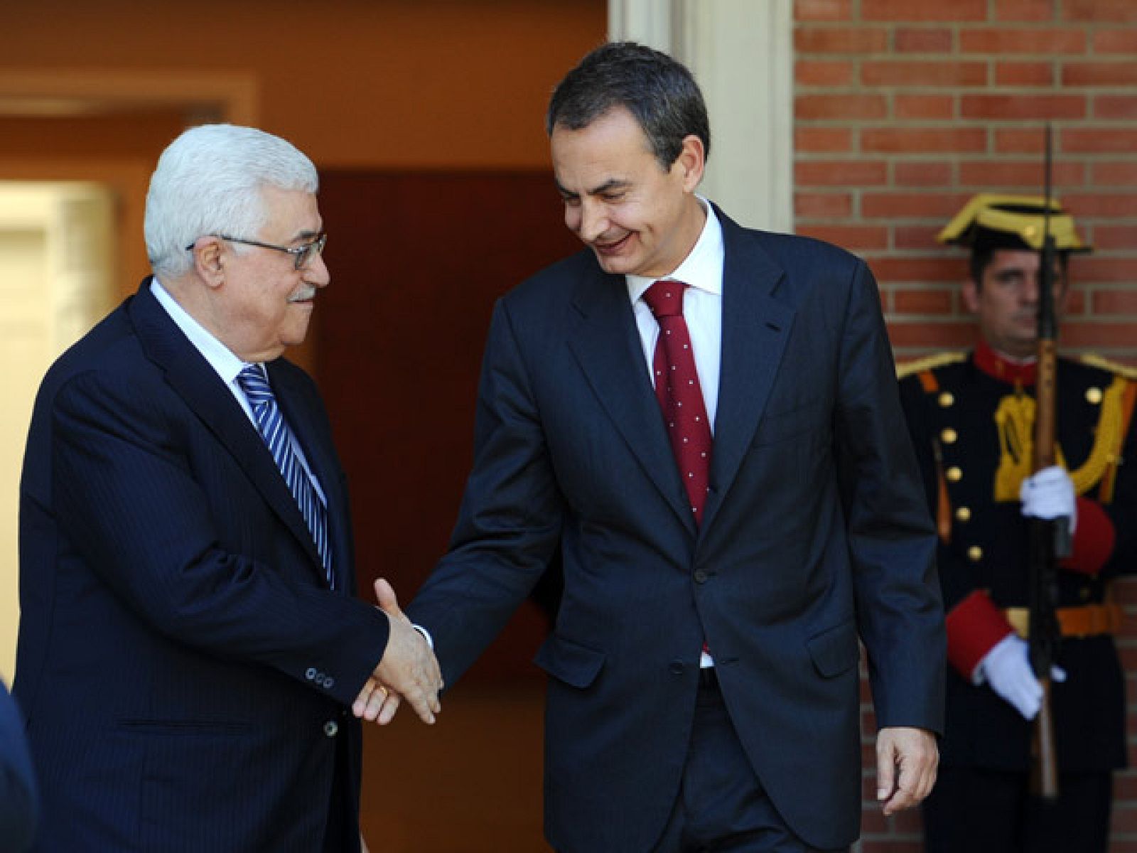 Rodríguez Zapatero recibe al presidente palestino, Mahmud Abás, en La Moncloa