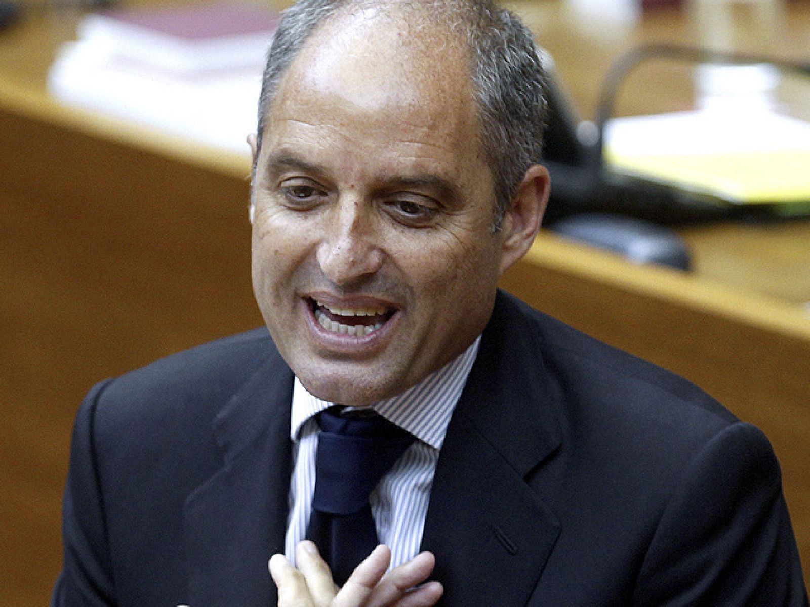 El presidente de la Generalitat valenciana, Francisco Camps, no ha acudido finalmente al Tribunal Superior de Justicia de la Comunitat Valenciana (TSJCV) para aceptar el delito de cohecho impropio que se le imputa por la conocida como 'causa de los trajes' derivada del 'caso Gürtel', a pesar de que se había informado al tribunal de que el 'popular' acudiría este mismo miércoles. Según han informado a RTVE.es fuentes del TSJCV, "alguien del entorno de Camps llamó al tribunal, primero para decir que el presidente acudiría antes de las 15:00 para declararse culpable y, posteriormente, para decir que no iba".