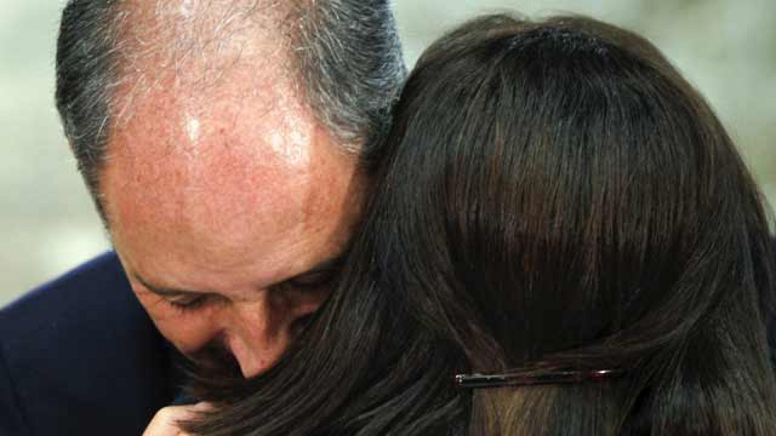 El presidente de la Generalitat de Valencia, Francisco Camps, ha anunciado su dimisión como "sacrificio personal" para que Rajoy sea el próximo presidente de España después de que el TSJCV decidiera sentarle en el banquillo por un delito de cohecho impropio por la causa de los trajes vinculada a la 'trama Gürtel'.  "Dejo en este momento la presidencia. Soy inocente. Me voy con la dignidad, el orgullo y la honestidad de todo valenciano", ha dicho, en una comparecencia de prensa en el Palau de la Generalitat, en la que ha anunciado que se abre el proceso para elegir un nuevo presidente para Valencia.