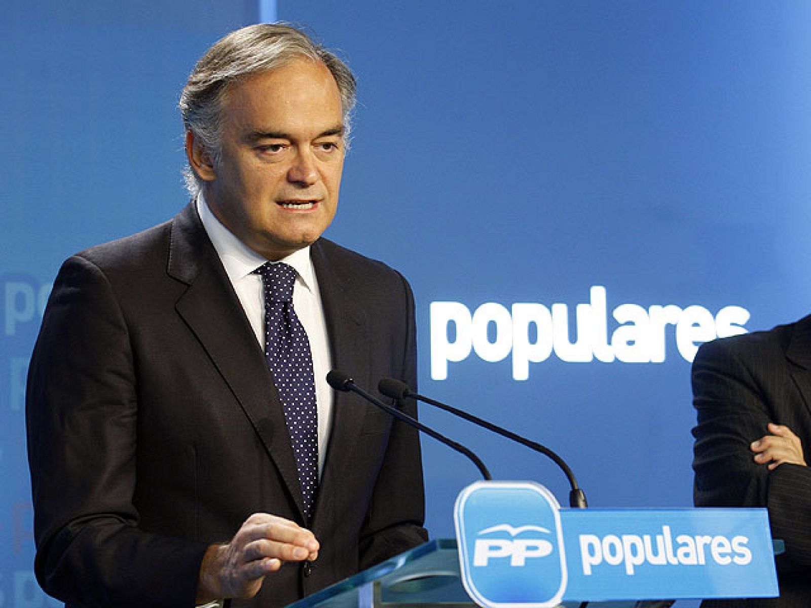  González Pons defiende que Rubalcaba "debería darle  una chupadita al bote de la medicina" que ha probado Camps