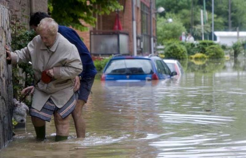 El temporal empieza a remitir en País Vasco, Navarra y Cantabria, aunque todavía hay varias carreteras secundarias cortadas al tráfico (01/06/08).