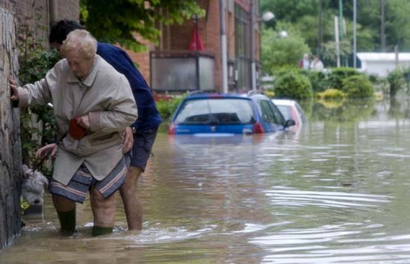 El temporal empieza a remitir en País Vasco, Navarra y Cantabria, aunque todavía hay varias carreteras secundarias cortadas al tráfico (01/06/08).