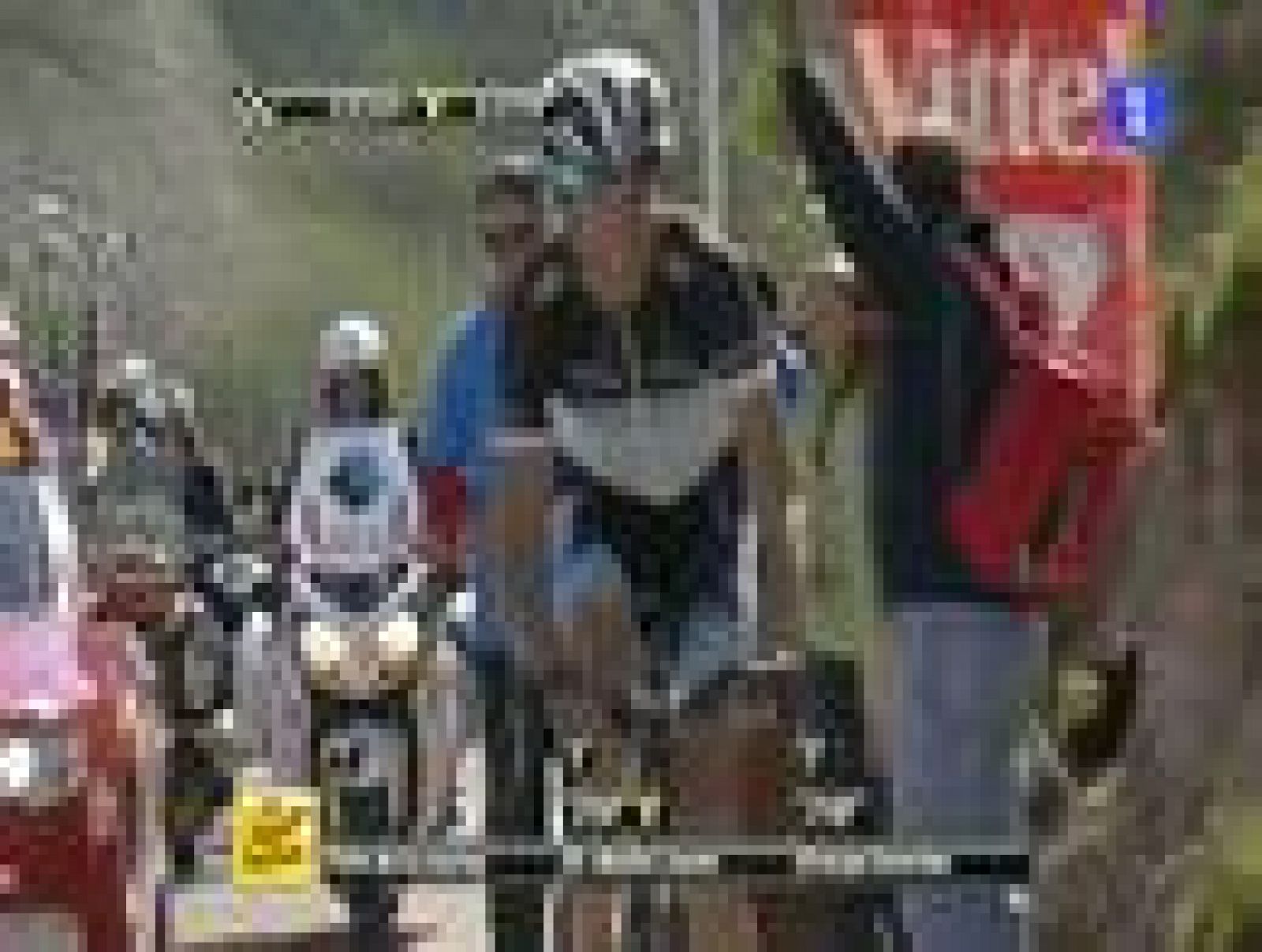 La enorme etapa de Andy Schleck, que arrancó a 60 kilómetros de meta, y su victoria en el Galibier, le ha acercado al maillot amarillo, del que se aleja Alberto Contador, que sufrió una pájara en la subida al centenario puerto del Tour.