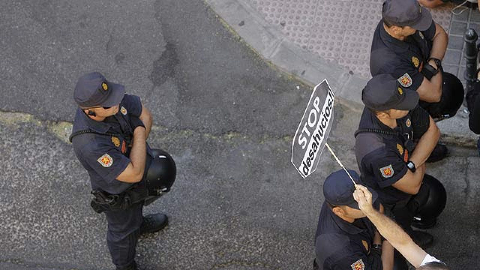 Una familia con un hijo discapacitado viven en un local tras ser desalojados de su casa