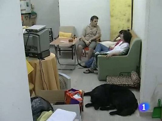 Una familia con un hijo discapacitado viven en un local tras ser desalojados de su casa