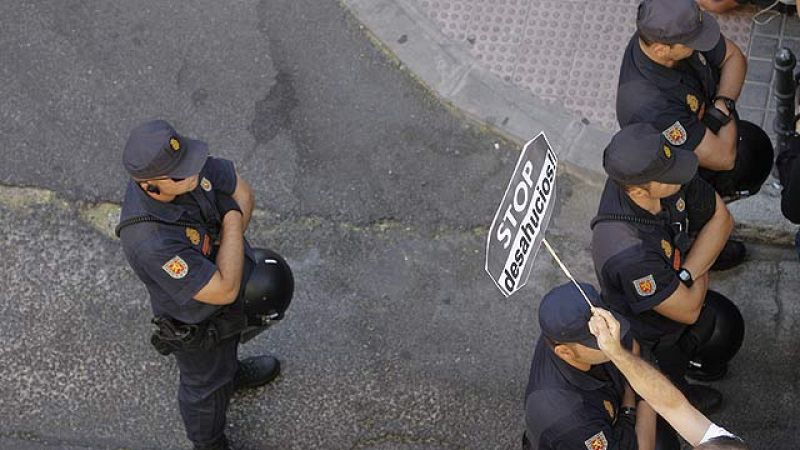Una familia con un hijo discapacitado viven en un local tras ser desalojados de su casa
