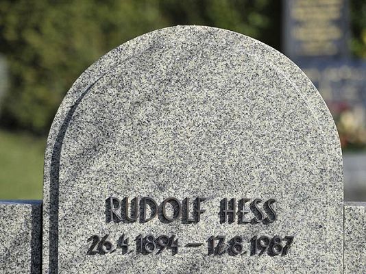 Desmantelan la tumba de Rudolf Hess