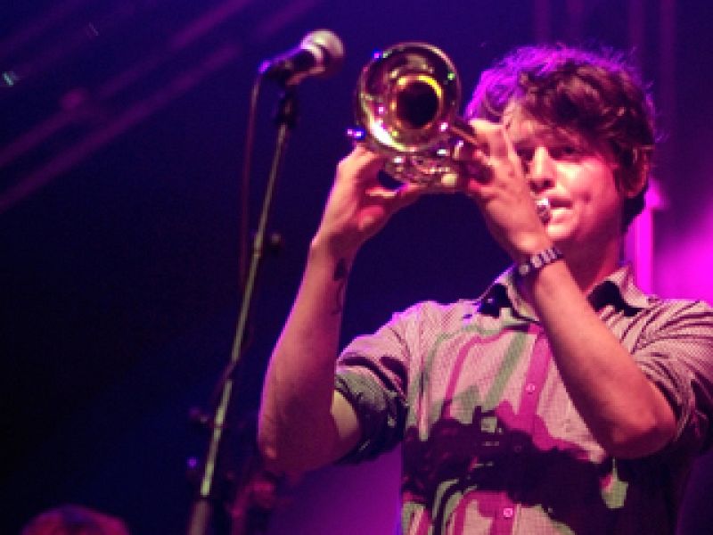 El grupo estadounidense ofreció un impresionante concierto en la jornada del sábado en el Festival de Benicassim. Trompetas, acordeones y las melodías envolventes salidas de la cabeza de Zach Condon dieron vida a una actuación memorable (16/07/11).