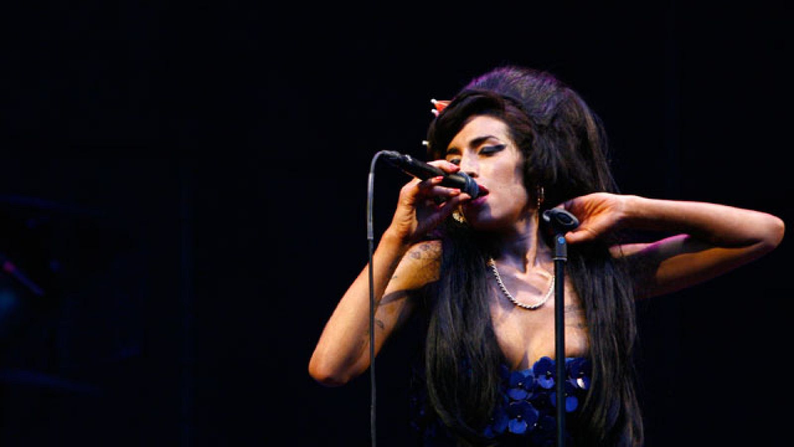 Hallan muerta en su domicilio de Londres a Amy Winehouse