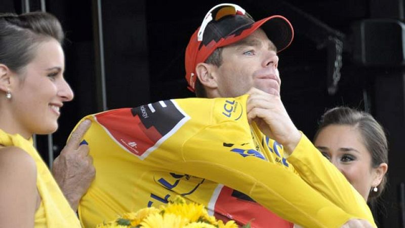  Cadel Evans se convertirá en el primer australiano que suba a lo más alto del podio de París. En la última contrarreloj, le ha ganado el Tour a Andy Scheck. Los hermanos Schelck le acompañarán, eso sí, en el podio. Contador acaba esta edición quinto