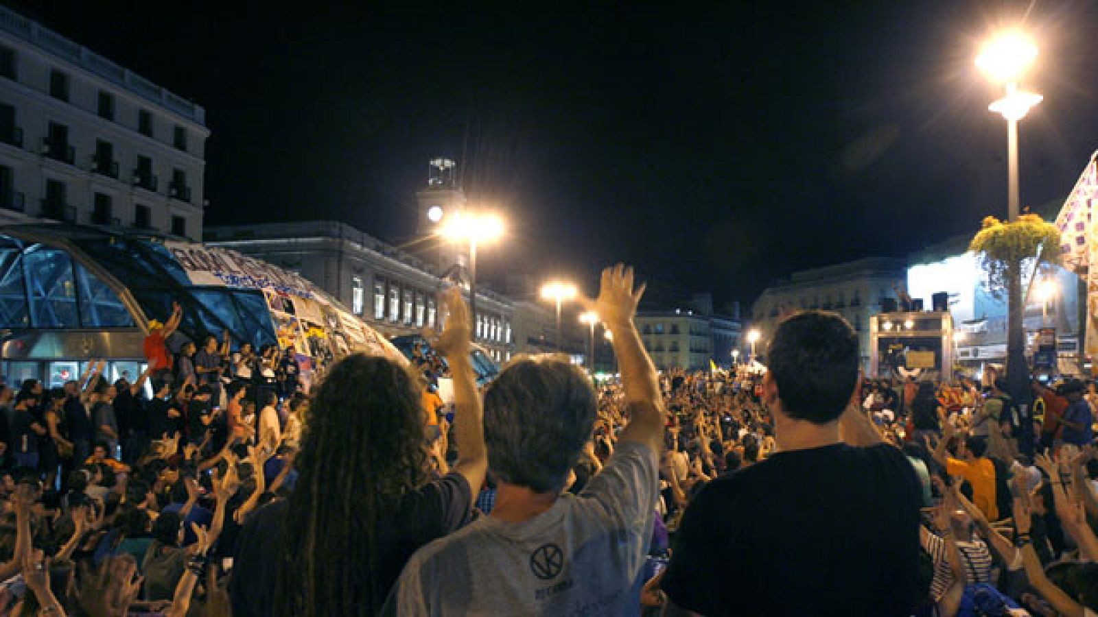 Cientos de "indignados" de toda España han revivido hoy en la madrileña Puerta del Sol el nacimiento hace más de dos meses del Movimiento 15 M, cuando se instalaron en el kilómetro cero de la capital para reivindicar un cambio político y social.