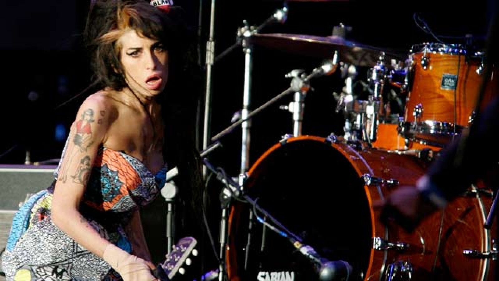 Entre un gran revuelo de fans y periodistas, la policía ha retirado el cuerpo de la cantante Amy Winehouse. Un portavoz de la Policía ha declarado que la muerte de Amy Winehouse aún "no tiene explicación" y ha afirmado que es prematuro conjeturar sobre las causas de su muerte hasta que se le practique la autopsia. 